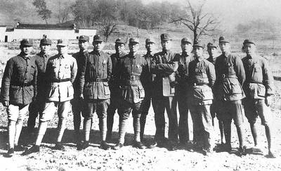 部分参加南昌起义的人员抗日战争时期在皖南合影。右起：1为陈毅，2为周子昆、6为叶挺、9为朱克靖
