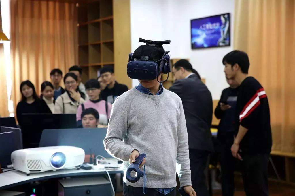 图2    我院老师体验永嘉学院VR研发团队的VR项目.jpg